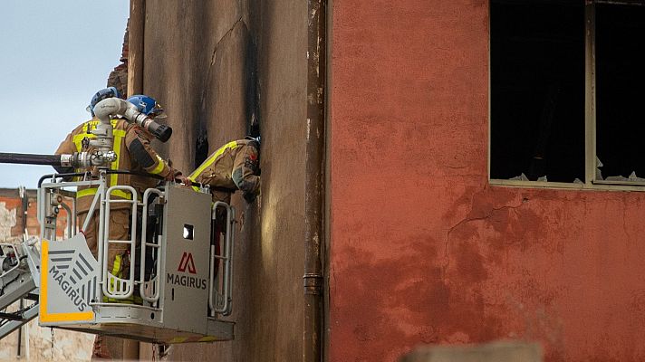 La hora de La 1 - Al menos dos muertos y 18 heridos en el incendio de una nave ocupada en Badalona