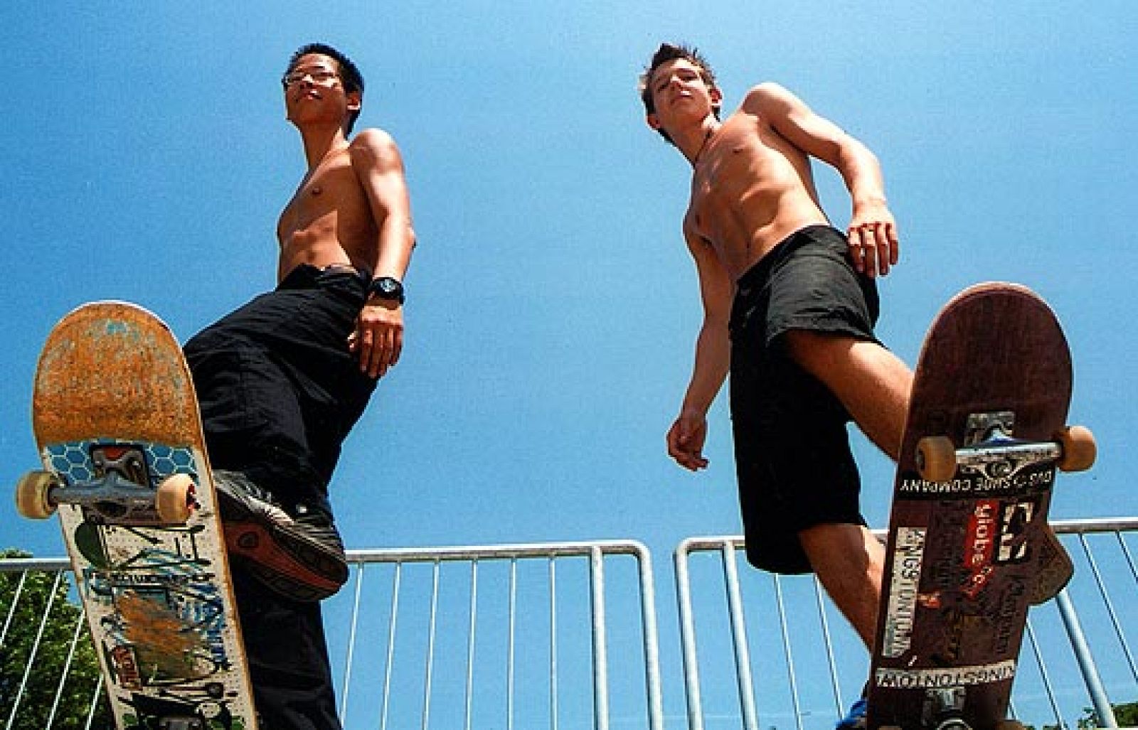 200 skaters se tiraron por la Colina Bachy (Francia) en la "carrera del Skate". Para participar en el "Go Fast" vale cualquier patín que no tenga motor. Es un día para que los skaters descarguen adrenalina, suban a sus patines y se armen de valor pa