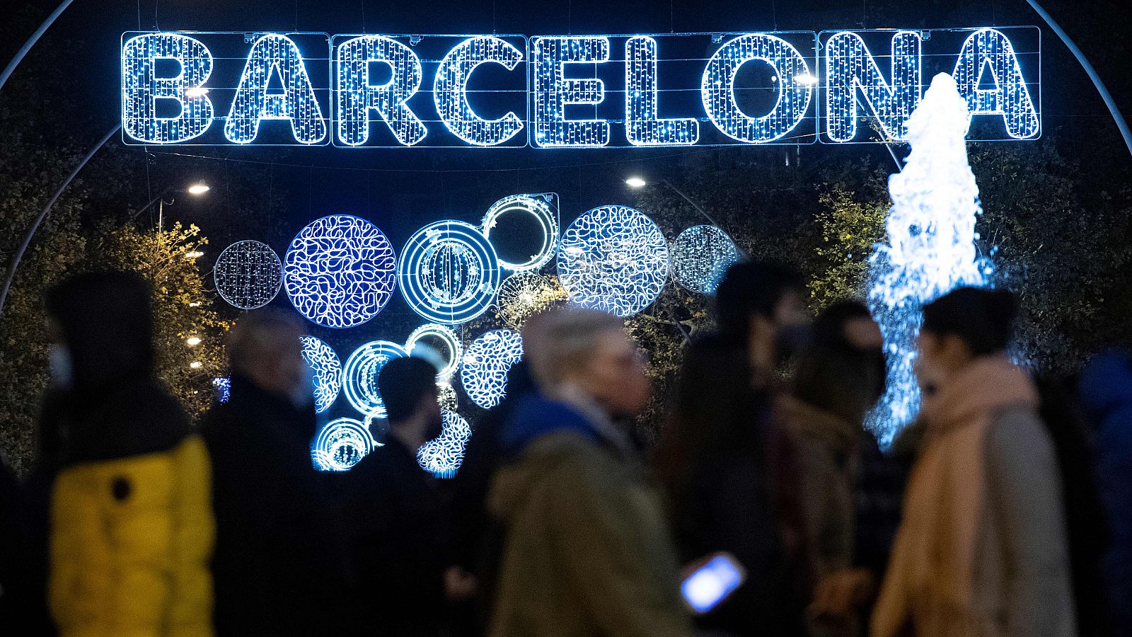 Coronavirus - Cataluña permitirá abrir los centros comerciales al 30% y la movilidad en una misma comarca - Informativo 24h | Ver