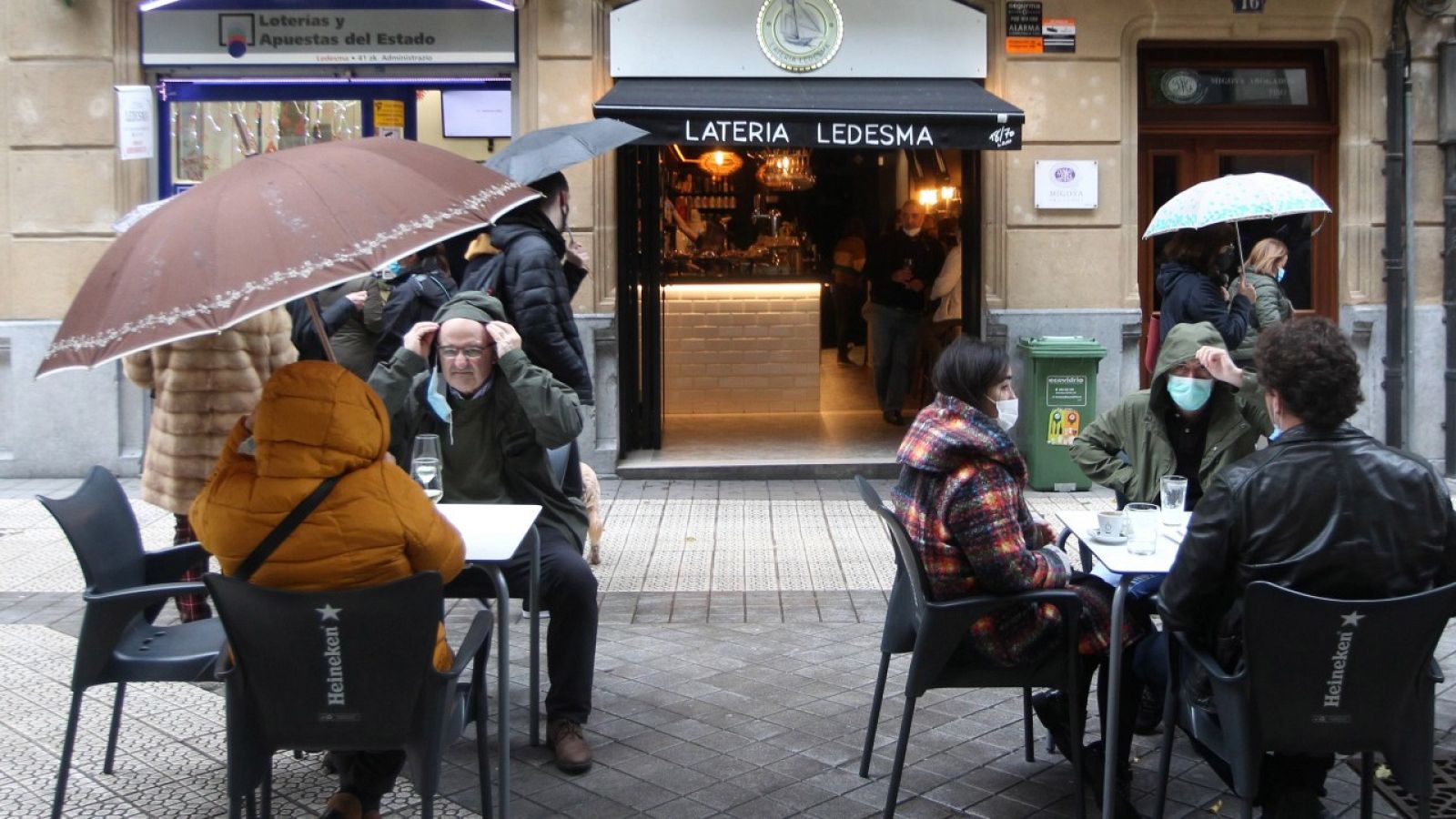 Varias comunidades alivian las restricciones en la hostelería y la movilidad | Ver