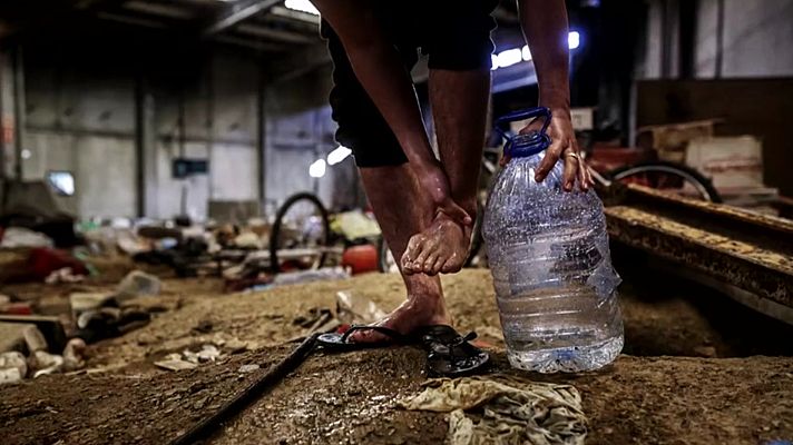 Telediario 1 - La fotoperiodista Mireia Comas captura el día a día de un grupo de jóvenes instalados en una antigua fábrica de Terrassa