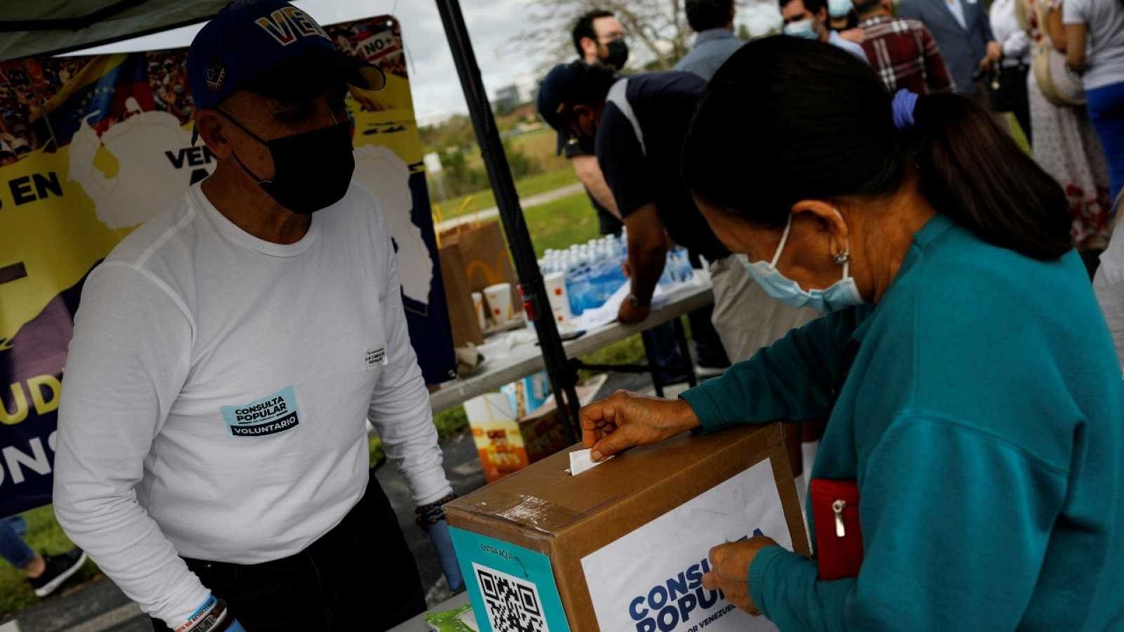 La consulta impulsada por Guaidó en Venezuela finaliza con una participación de más de seis millones de personas | Ver