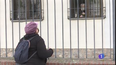 Familiares de ancianos en residencias esperan una Navidad en la que poder ver a sus mayores con seguridad | Ver