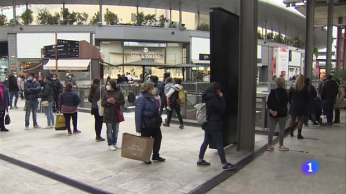 L'Informatiu - Els centres comercials obren amb l'esperança de salvar el Nadal