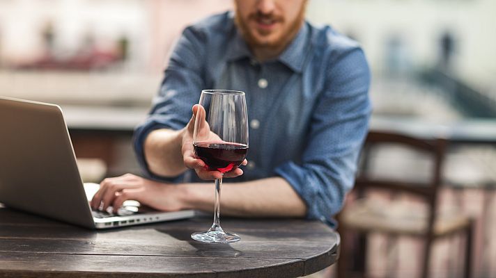 Telediario 1 - El 15 % de la población consume cuatro copas de alcohol al día