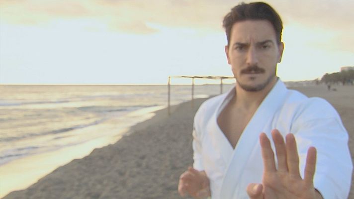 Telediario 1 - Kárate | Damián Quintero entrena en la playa de Málaga con la vista en Tokio