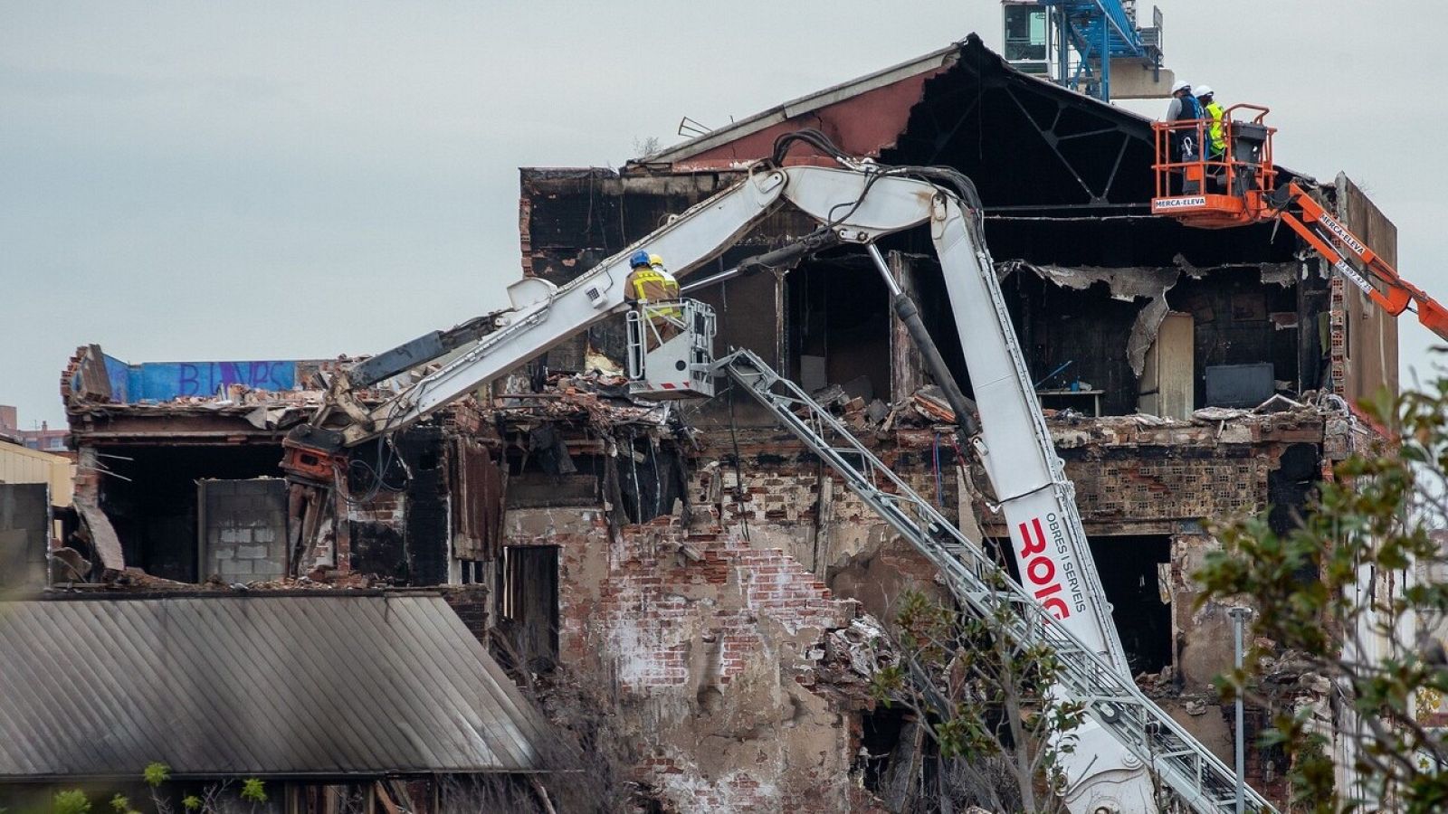 Encuentran una cuarta víctima mortal en la nave incendiada en Badalona