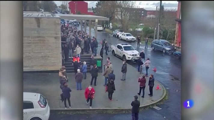 Telexornal - Galicia - Aglomeración de veciños en Mazaricos para facer PCR