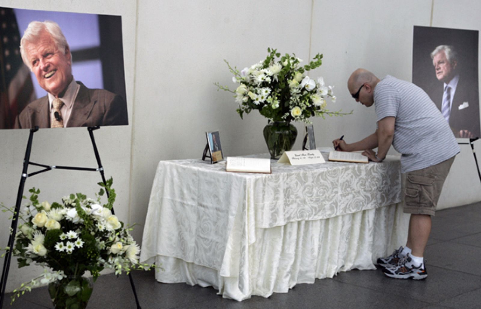 La muerte de Ted Kennedy deja un escaño demócrata vacío en el Senado | Ver