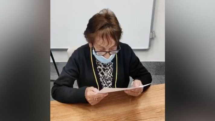 Modo Digital - Hipólita lee desde su residencia la carta que una joven desconocida le ha escrito por Navidad
