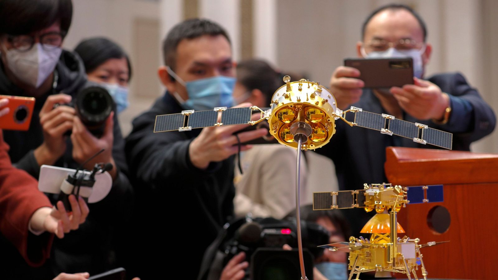 Llegan a la Tierra los dos kilos de roca recogidos en la Luna por una misión espacial china