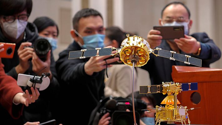 Telediario 1 - Llegan a la Tierra los dos kilos de roca recogidos en la Luna por una misión espacial china