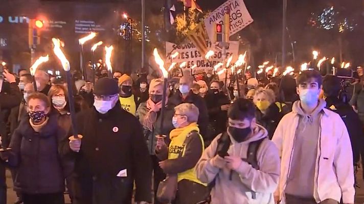Telediario 1 - Varias plataformas se manifiestan en Barcelona con antorchas por lo que llaman la "amnistía total"