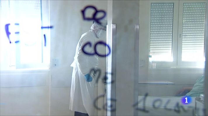 Telediario 1 - Salvo el personal sanitario, los sacerdotes son las únicas personas autorizadas para circular libremente por los hospitales y hacen de interlocutores con las familias como con los médicos