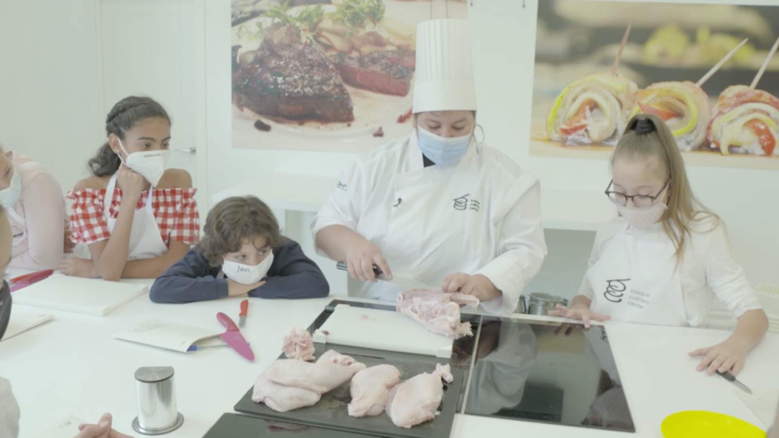 Los aspirantes aprenden a despiezar pollo | Ver