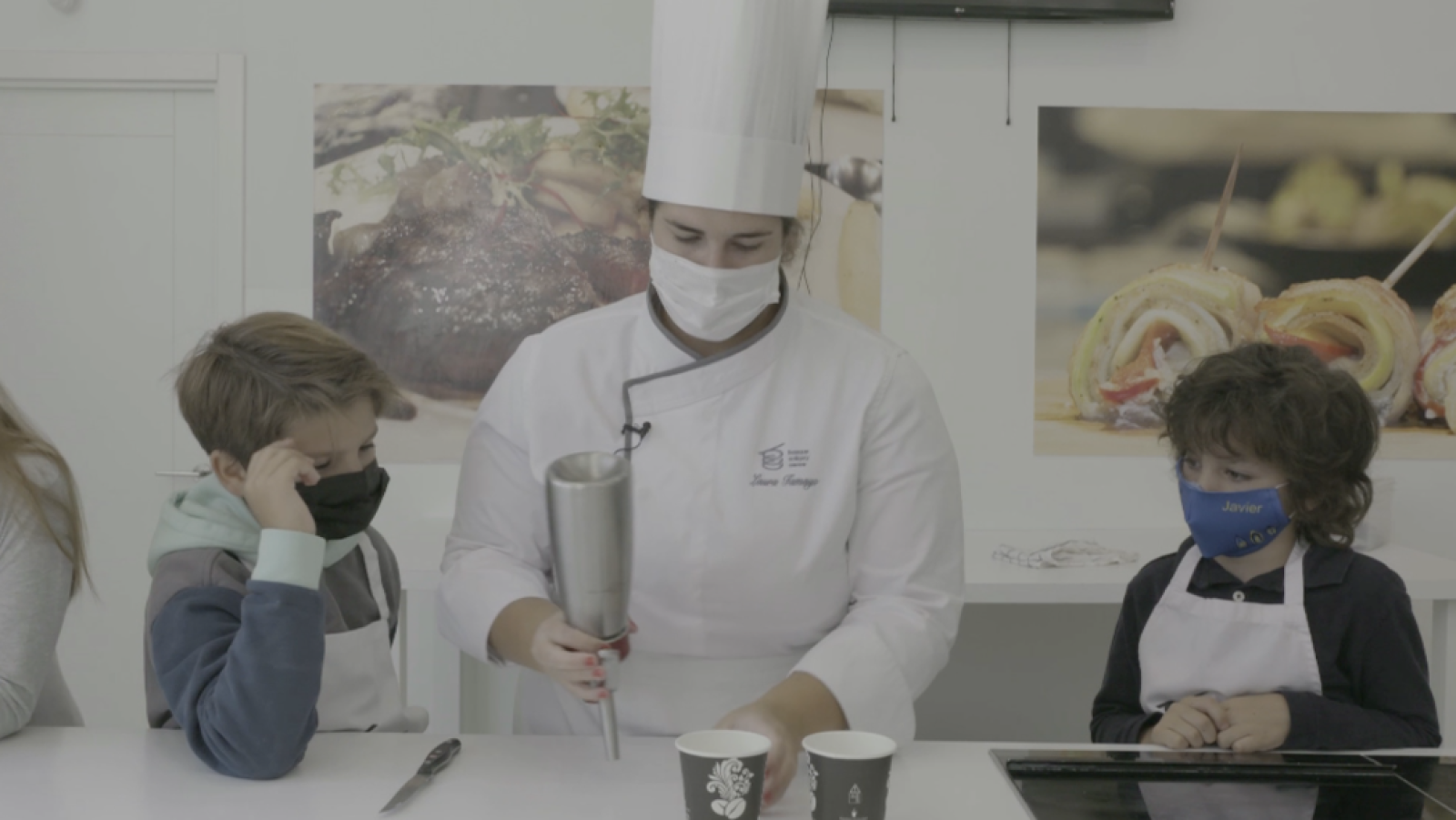 Laura Tamayo enseña a los aspirantes a usar el sifón | Ver