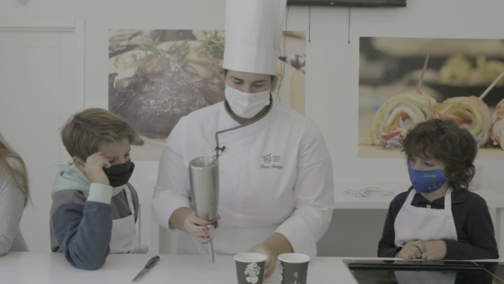 MasterChef Junior - Laura Tamayo enseña a los aspirantes a usar el sifón