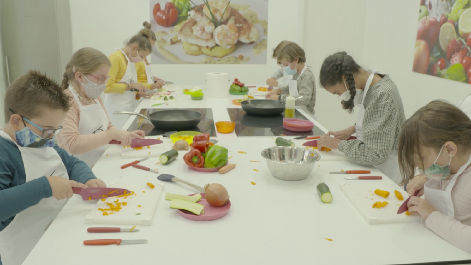 Los aspirantes aprenden los cortes principales de cocina | Ver