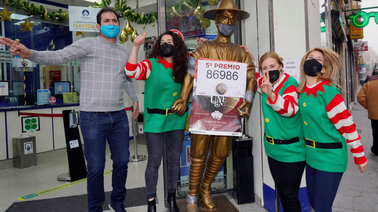 El primer quinto premio de la Lotería de Navidad, el 86.986, cae muy repartido