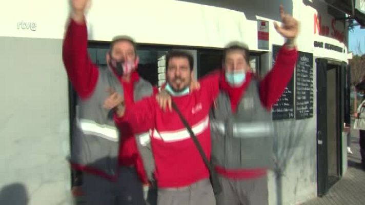 L'Informatiu - Els treballadors  de l'empresa de materials de construcció Maussa de Cornellà celebrant el cinquè premi