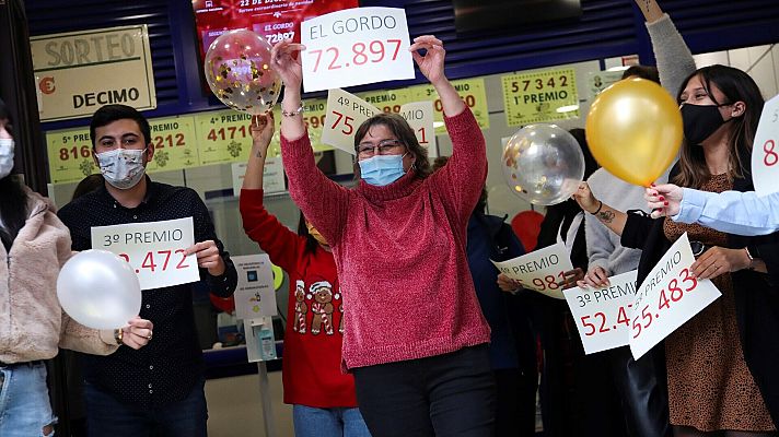 La hora de La 1 - Doña Manolita reparte el premio Gordo en Madrid