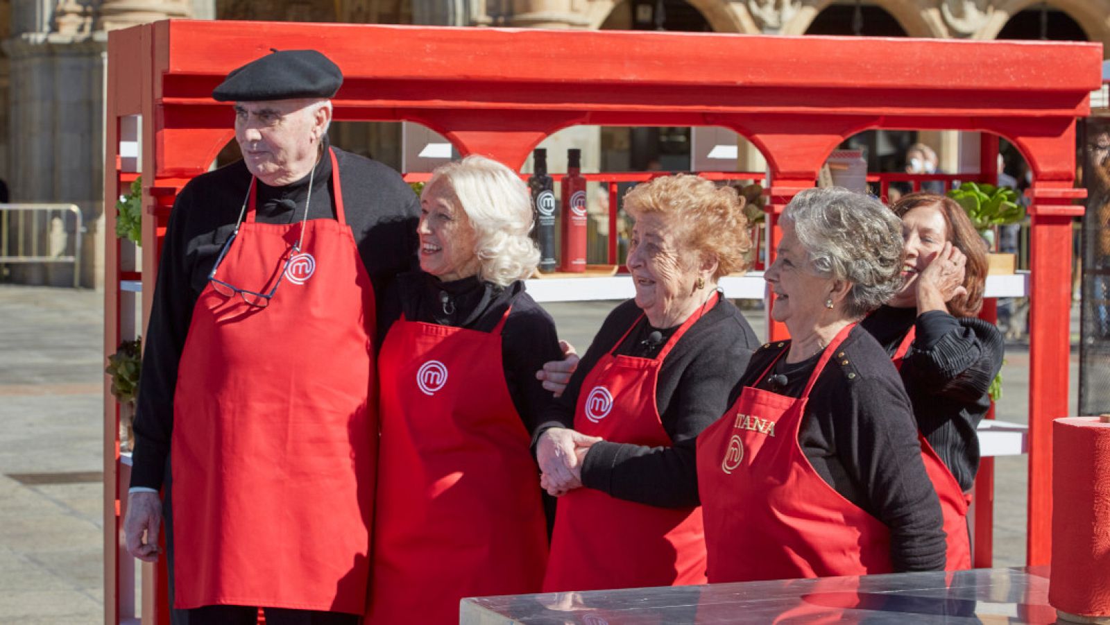 Aurelia sorprende a Pepe con unos inesperados piropos - MasterChef Abuelos | Ver