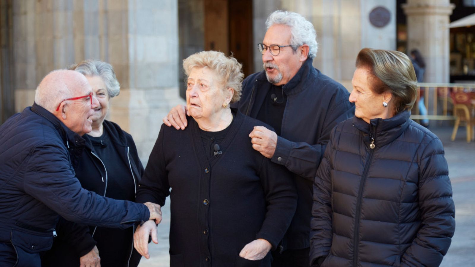 Lidia lidera las cocinas del equipo capitaneado por Stephen - MasterChef Abuelos | Ver