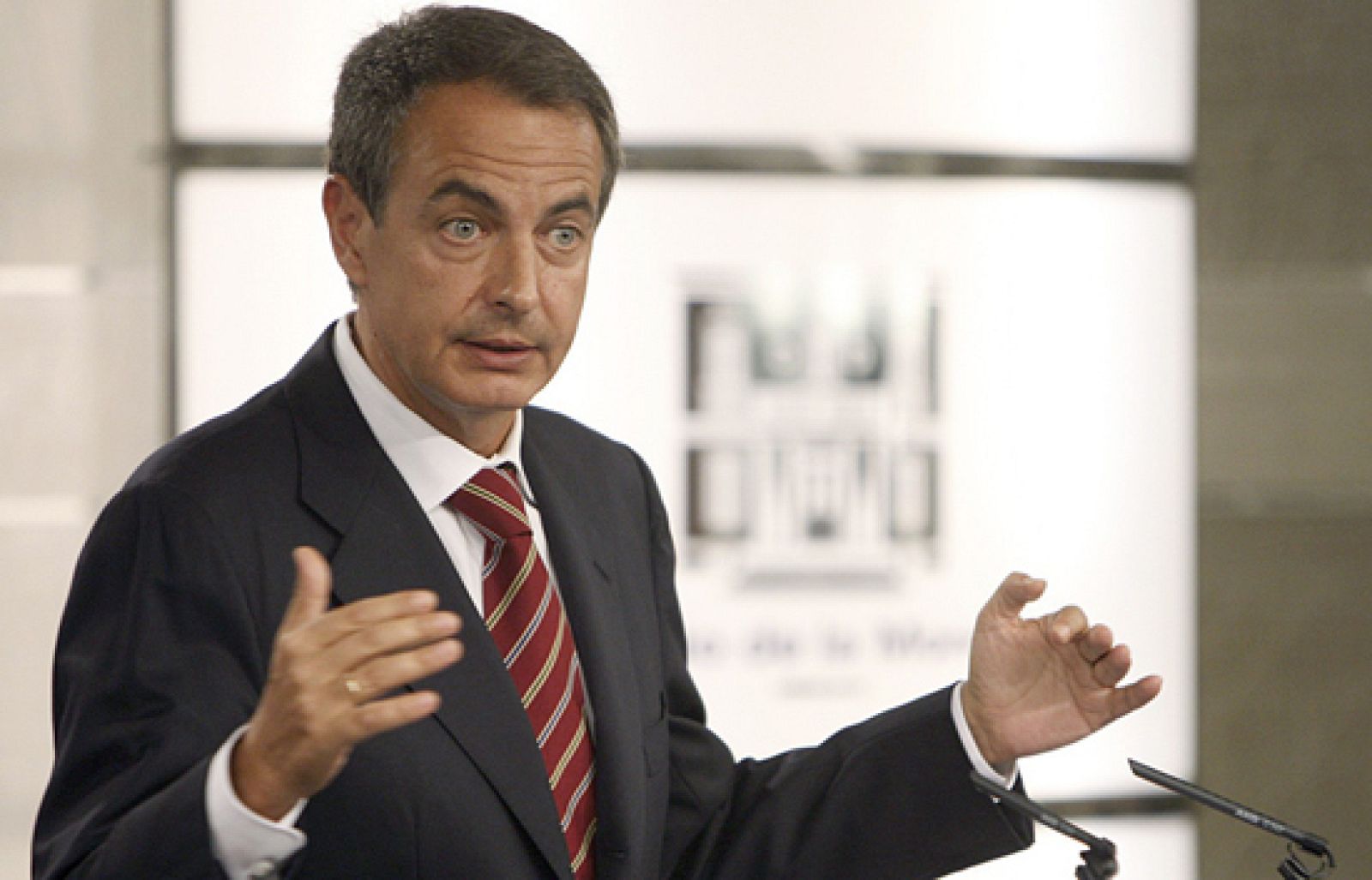 Zapatero: "Los cambios, subidas o bajadas de impuestos serán limitados y temporales" | Ver