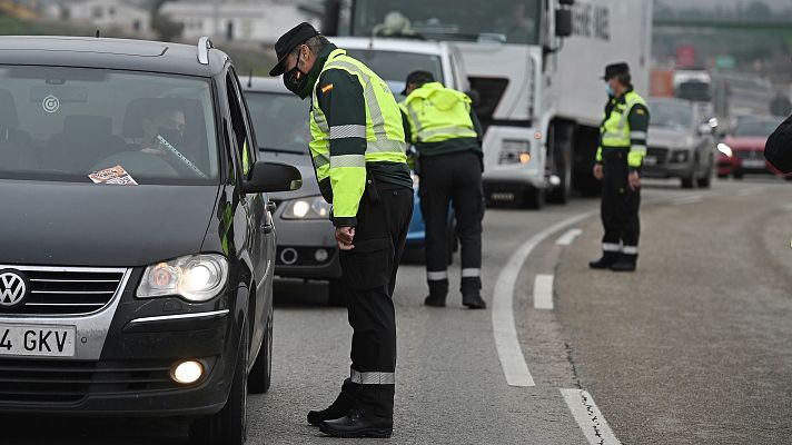 Telediario 1 - Controles en carreteras y estaciones para que se cumplan las restricciones navideñas