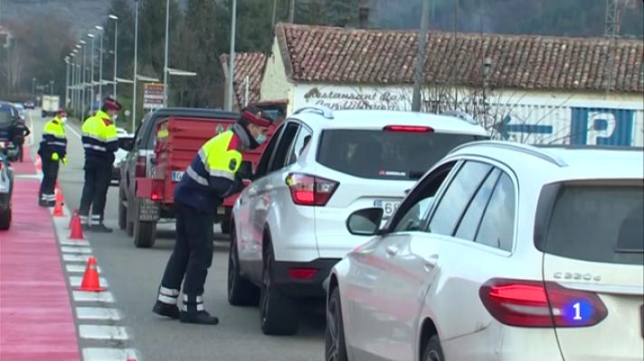 L'Informatiu - Els controls policials han provocat llargues cues a l'entrada sud de Ripoll a la C-17