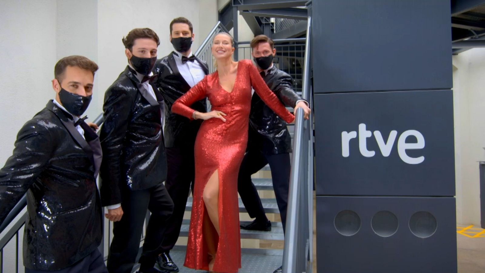 Telepasión 2020 - Anne Igartiburu canta "Veneno para el corazón" con acompañamiento de Ramón García