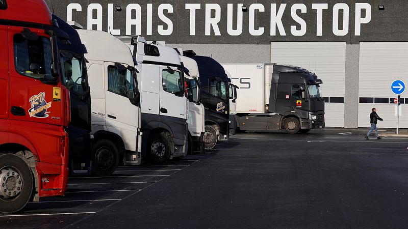 Coronavirus - Muy pocos camioneros han logrado de momento salir del Reino Unido | Ver