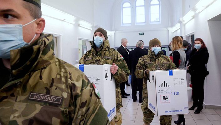 Telediario 1 - Hungría se salta el acuerdo de la UE y comienza la vacunación un día antes