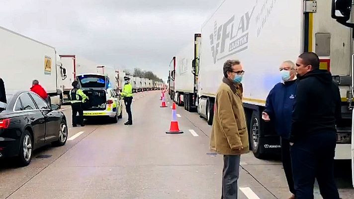 Telediario 1 - Diplomáticos de la embajada en Londres ofrecen ayuda a los camioneros españoles atrapados en Dover