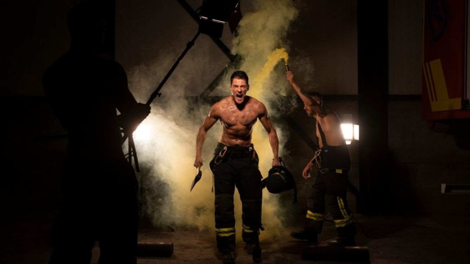 Calendario sexy y solidario de los bomberos de Madrid - La hora de La 1 | Ver