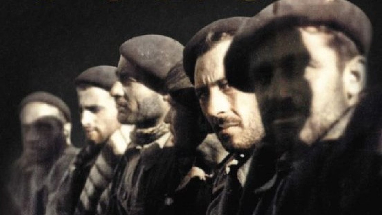 Los lectores de Arturo Pérez-Reverte crean un álbum de sus familiares que combatieron en la Guerra Civil