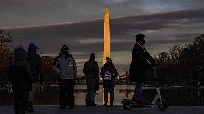 Telediario 1 - Trump firma in extremis el plan de rescate