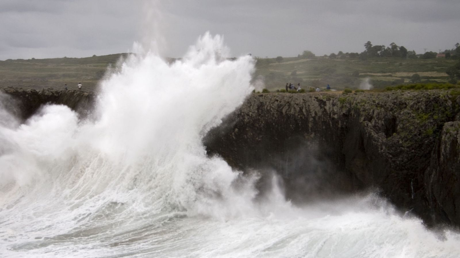 La borrasca pone mañana en aviso rojo al litoral de Cantabria y País Vasco - ver ahora