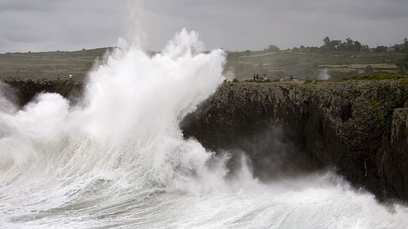 La borrasca pone mañana en aviso rojo al litoral de Cantabria y País Vasco - ver ahora