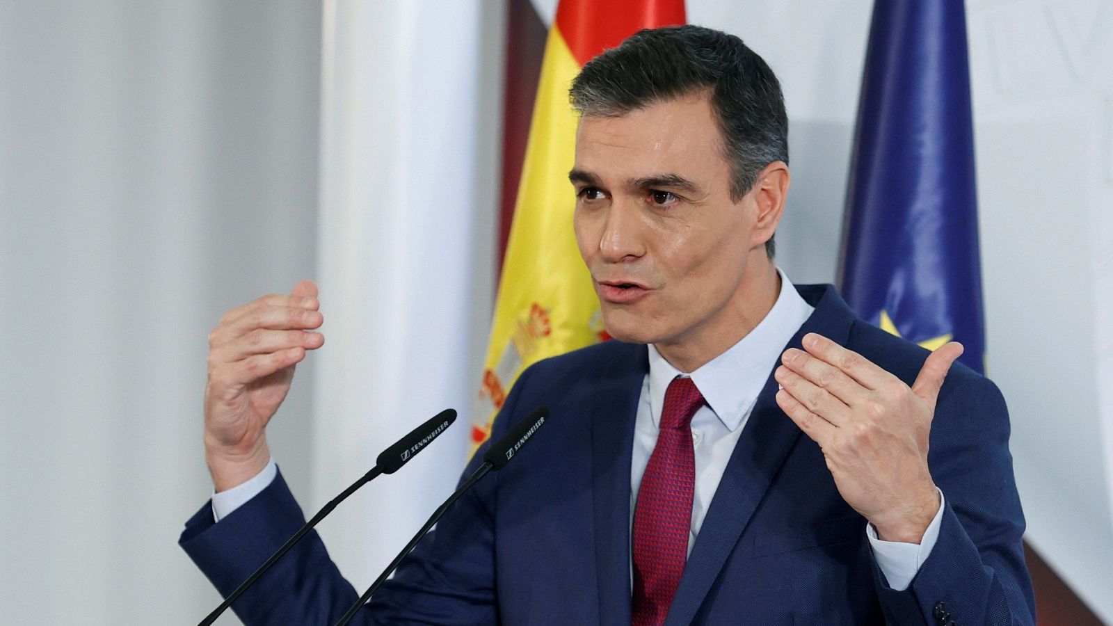 Sánchez ve "valiente" el discurso navideño del rey y asegura que el Gobierno defiende la monarquía