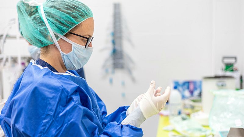 Los expertos debaten sobre la nueva variante de la COVID-19