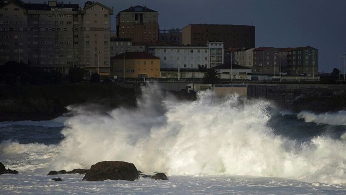 Telediario 1 - El temporal Bella mantiene el norte de España en alerta naranja por nieve y fuerte oleaje
