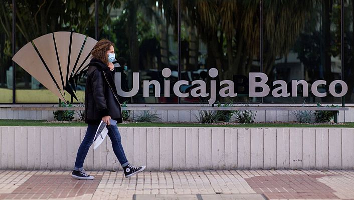Telediario 1 - Unicaja y Liberbank se fusionan y abren la puerta a que se unan más bancos