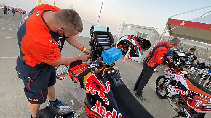Telediario 1 - Dakar 2021 | Los pilotos recogen los vehículos tras las PCR