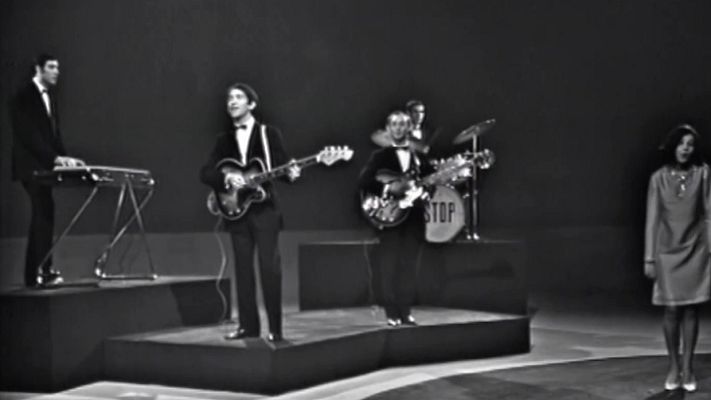 Telediario 1 - Nochevieja a 'Cachitos': música, rótulos y risas