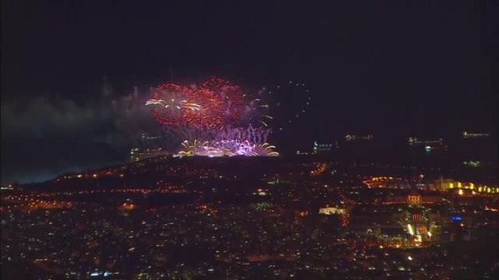  - Imatges de l'espectacle de focs artificials la nit de Cap d'Any del 2020 a Barcelona