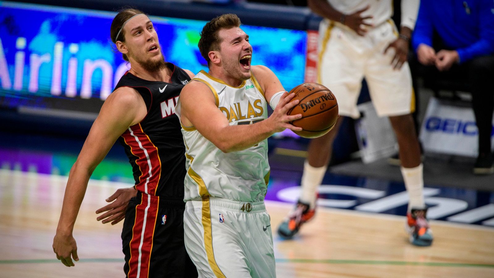 Doncic, con un 'doble-doble', conduce a Dallas a la victoria | Ver