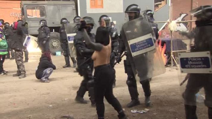 L'Informatiu - Desallotgen la nau de Llinars del Vallès després de 2 nits de festa il·legal