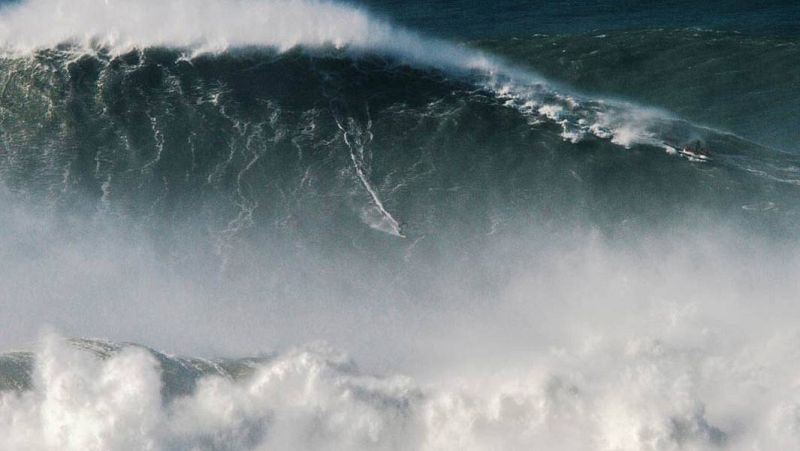 Surf | Olas supergigantes, por Rodrigo Koxa | Ver