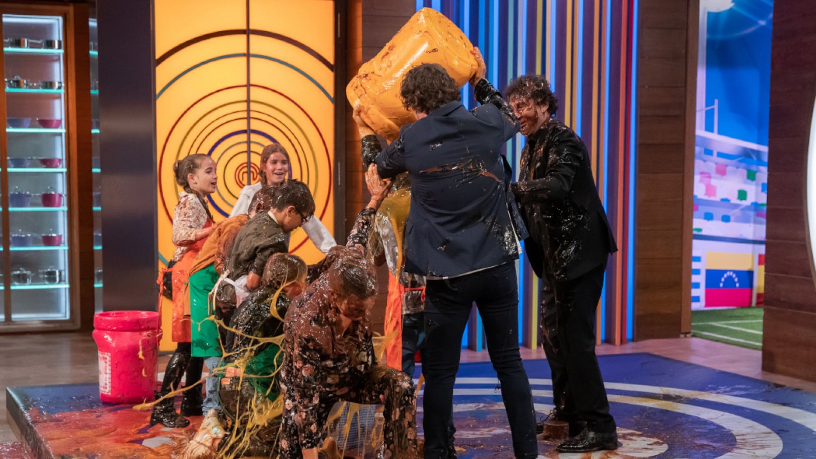 Una guerra muy dulce en mitad de las cocinas | Ver